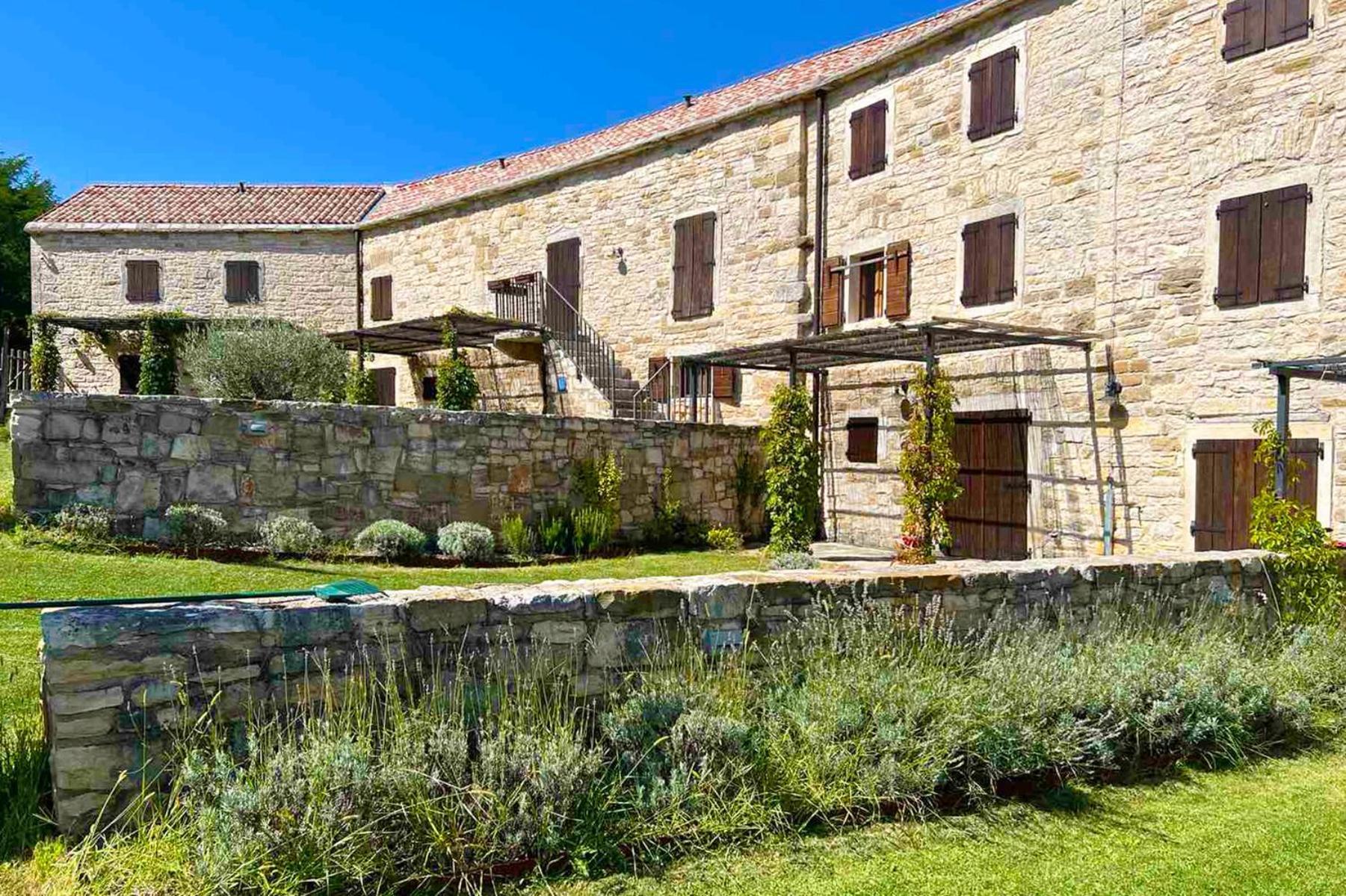 Villas Martincici With Large Pool Grožnjan Kültér fotó